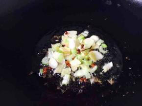 热锅凉油，放入佐料煸炒。