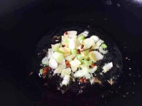 热锅凉油，放入佐料煸炒。