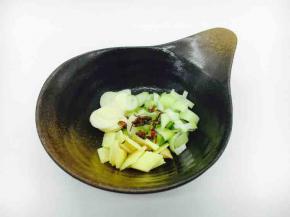 准备好佐料：葱花、姜片、蒜片、花椒各少许。