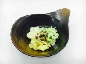 准备好佐料：葱花、姜片、蒜片、花椒各少许。