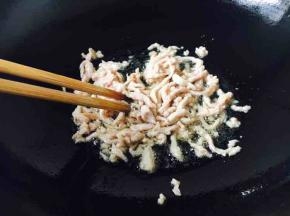 放入肉丝滑炒至断生。