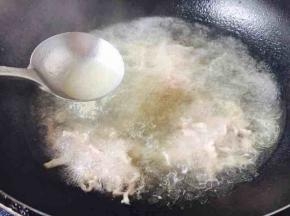 大火煮开，小火熬5分钟，撇去浮油。