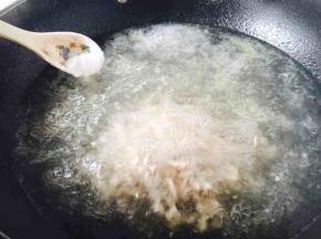 放入适量的盐和少许鸡精、白胡椒粉调味。