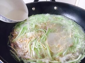 放入水淀粉勾芡