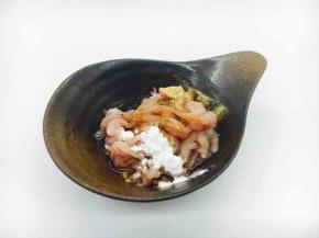 肉丝里放少许生抽、白胡椒粉、淀粉、油，抓匀备用。