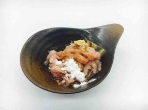 肉丝里放少许生抽、白胡椒粉、淀粉、油，抓匀备用。