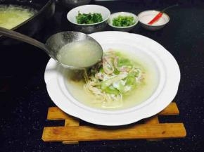 将煮好的丝瓜干丝汤盛入汤碗中。
