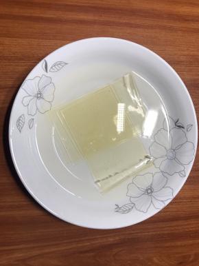 两片吉利丁泡在冷水中，天热的话，必须是加冰的冷水，这样吉利丁才不会化。