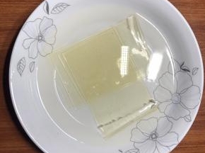 两片吉利丁泡在冷水中，天热的话，必须是加冰的冷水，这样吉利丁才不会化。