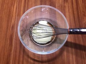 玉米油和牛奶倒在一个盆中