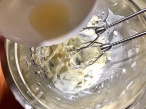 把奶油奶酪打至顺滑，加入吉利丁液，低速搅匀。