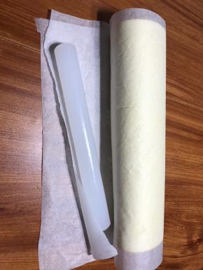 卷起来，用擀面杖辅助，卷紧一点。