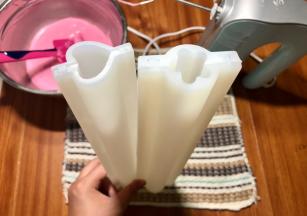 准备这种硅胶模具，装好。