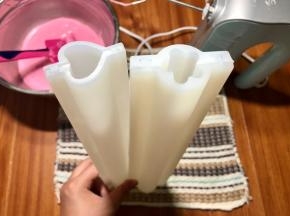 准备这种硅胶模具，装好。