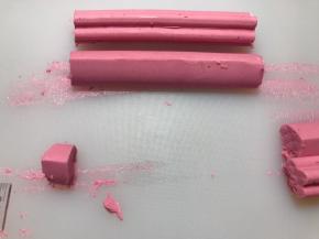 用尺子比着蛋糕卷长度，切掉多余的慕斯