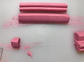 用尺子比着蛋糕卷长度，切掉多余的慕斯