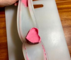 粉色慕斯脱模方法，从上往两边掰，可以成功脱模，如果觉得不整齐，容易碎，或者粘在硅胶模具上，只有一种可能：没冻实，这一步需要提前两个小时操作。