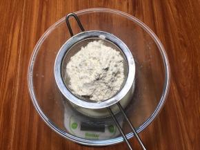 筛入低筋面粉，搅匀。