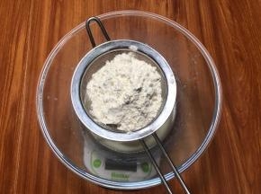 筛入低筋面粉，搅匀。