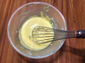 搅匀至细腻的蛋黄糊