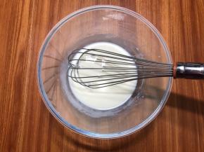 加入香草精，一起搅匀。