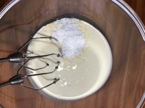 加糖打发淡奶油至7分发。