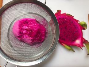 半只火龙果在滤网上摩擦，能够滤出汁水