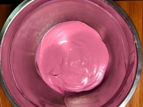 把刚才的火龙果淡奶油分次加入奶油奶酪糊中，搅匀。