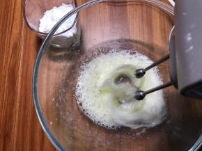 蛋白加入几滴柠檬汁，分三次加糖，打发至湿性泡。