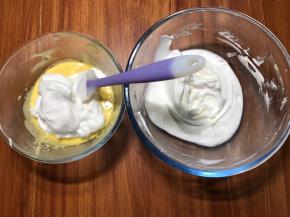 取出三分之一放入蛋白中，尽量选择盆壁上的蛋白。