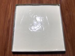 28的烤盘铺油纸或者硅胶垫，倒入面糊，表面刮平整，然后预热烤箱，170度，我用的是风炉，时间大约13分钟就可以，普通烤箱大约用16-20分钟之间。