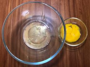 蛋白蛋黄分开放，蛋白的盆子完无水无油。