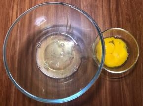 蛋白蛋黄分开放，蛋白的盆子完无水无油。