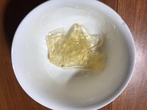 取其中一片吉利丁片，微波炉中火打个10几秒左右，根据微波炉火力，化成液体即可，时间久了或者温度高了，吉利丁会失去凝聚力了