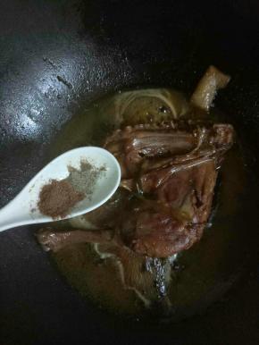 加入五香粉，黑胡椒粉各1小勺，盐半小勺