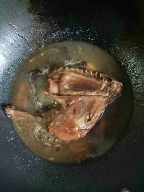 然后继续小火焖煮半小时左右，用筷子可以戳进肉里就差不多了