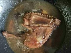 然后继续小火焖煮半小时左右，用筷子可以戳进肉里就差不多了