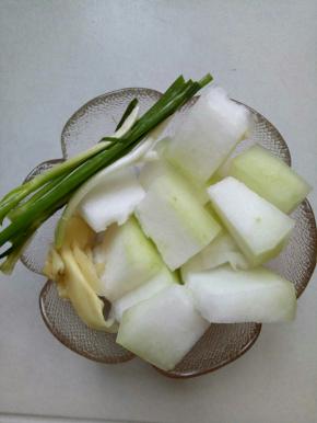 冬瓜去籽去皮洗净切块，葱切段，姜切片备用