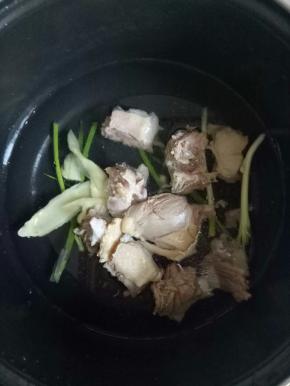 将鸭块放入锅中，加入足够的清水，加入葱段，姜片，加入料酒2茶匙，小火焖1小时