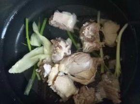 将鸭块放入锅中，加入足够的清水，加入葱段，姜片，加入料酒2茶匙，小火焖1小时