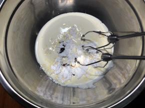 打发鲜奶油加糖和香草精。