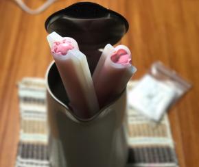 准备一个高筒的量杯，或者暖水壶，放进去挤好慕斯，挤完轻磕一下，磕实了，放进冰箱冷冻至少三个小时。