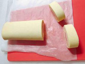 冷藏4小时，或者冷冻两个小时，再取出来切，每切一刀，都要擦刀。