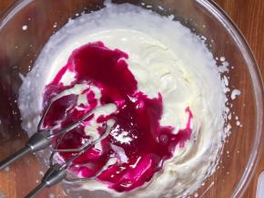 加入火龙果汁低速搅匀