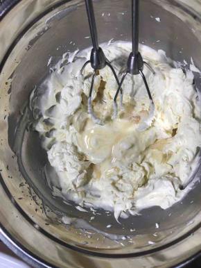 打至全发，不能打过，打过口感就差了，然后把另外一片吉利丁片微波炉叮个10几秒，加入淡奶油中，低速搅匀，这一步可以不加，直接卷打发的淡奶油，但是夏天实在太热，直接淡奶油是容易化的，加一些吉利丁能撑住一些，冬天可以不加，如果加吉利丁的淡奶油，需要提前一个小时准备，需要放冰箱里冷藏一下。