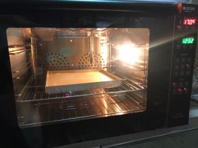 预热到位，放进去开始烘烤。