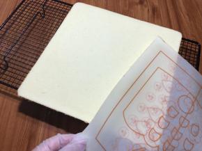 出炉后，轻震摔两下，非常平整，然后轻轻剥离边缘，倒扣，撕掉硅胶垫。