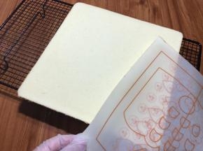 出炉后，轻震摔两下，非常平整，然后轻轻剥离边缘，倒扣，撕掉硅胶垫。