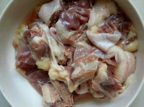 鸭腿洗净剁成块备用