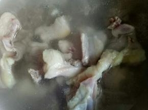 煮一锅开水，放1茶匙料酒，将鸭腿焯水